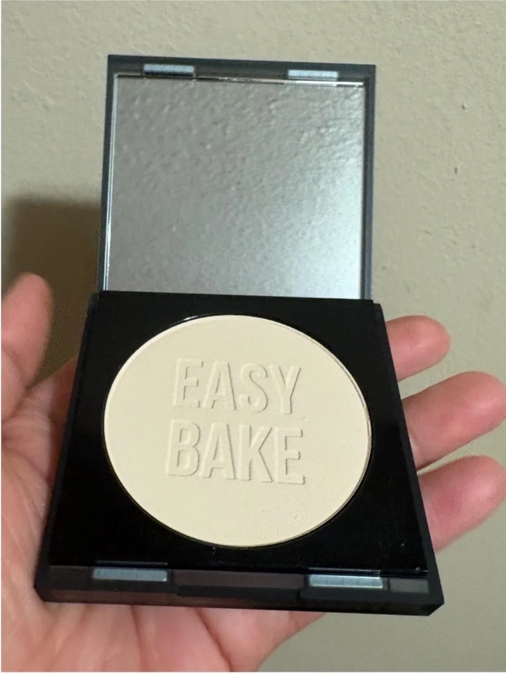 HUDA BEAUTY Easy Bake and Snatch Pressed Brightening & Setting Powder POUND CAKE